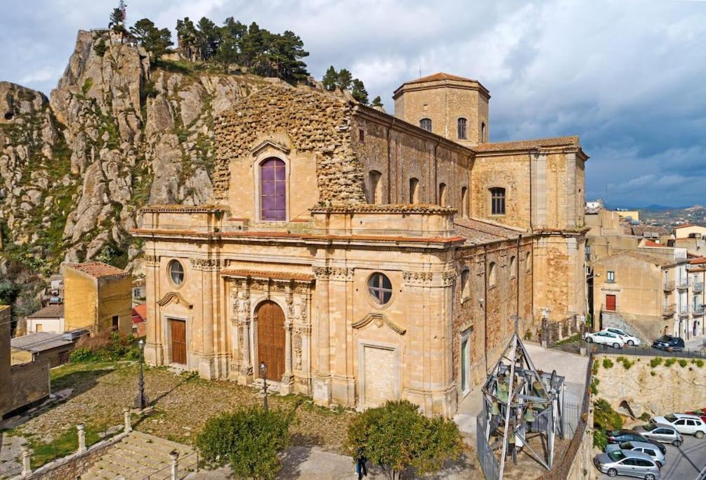 Elegante Appartamento Privato In Palazzo Storico Del XVIII - Pieno Centro 니코시아 외부 사진